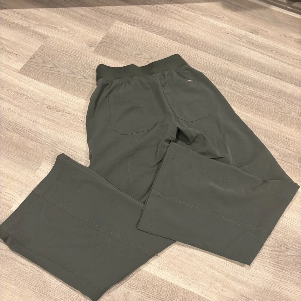 Figs Women’s Bonsai Mae Wide Leg Cargo Bottoms - Picture 3 of 3